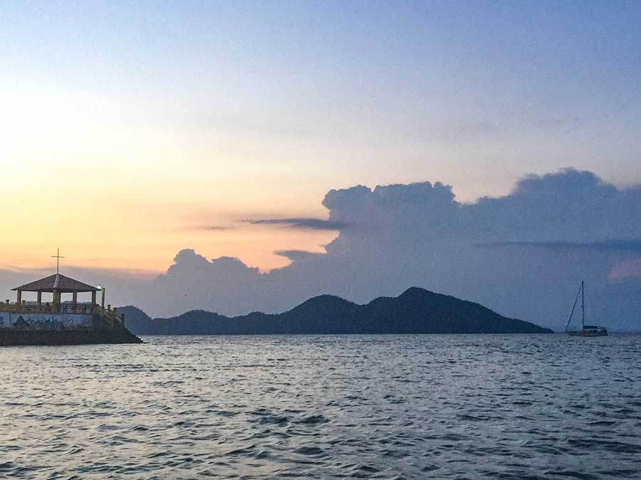 Oleada anchored off the old pier in Amapala.