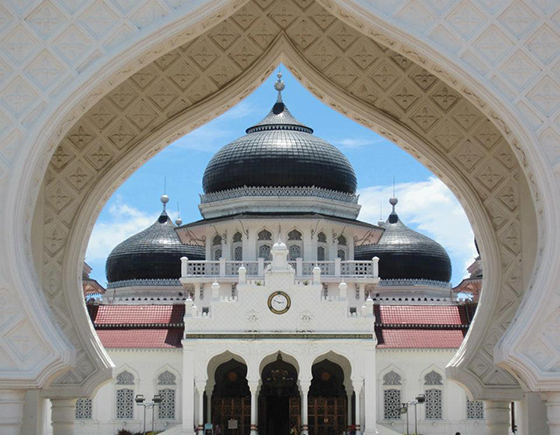Aceh’s Mesjid Baiturrahman is of strategic and historical importance). 